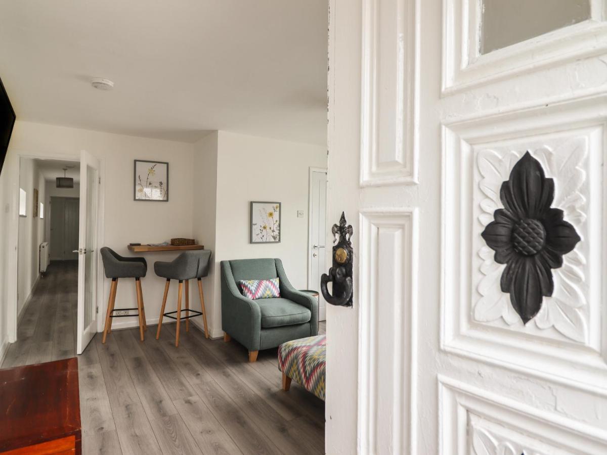 The Old Coach House Apartment คอนวี ภายนอก รูปภาพ