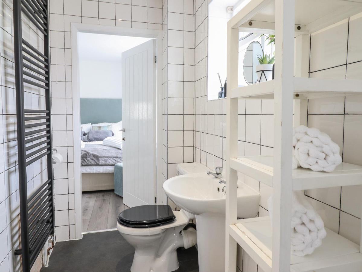 The Old Coach House Apartment คอนวี ภายนอก รูปภาพ